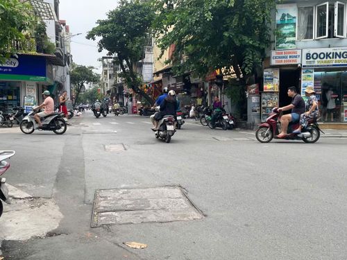 Đã có nhiều bài phản ánh trước đó, tuy nhiên, phần đường hoàn trả vẫn chưa thực sự được chỉnh trang để trở lại như hiện trạng ban đầu hoặc đẹp hơn như mong đợi.