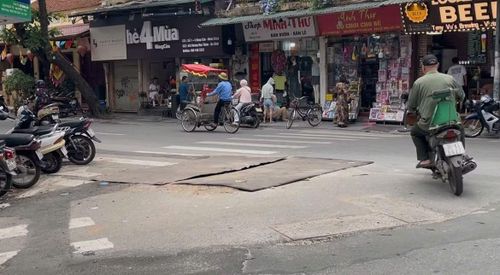 Tuy nhiên, phần tấm thép bị cong vênh, chênh cao so với mặt đường, khiến xe máy đi qua bị xóc mạnh, người đi bộ vấp ngã và tiềm ẩn nhiều nguy cơ mất an toàn khác.