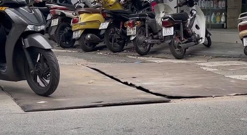 Tại khu vực nút giao phố Chả Cá và các tuyến kết nối với Hàng Mã, nhiều hố đào phục vụ thi công được che chắn tạm bợ bằng các tấm thép.