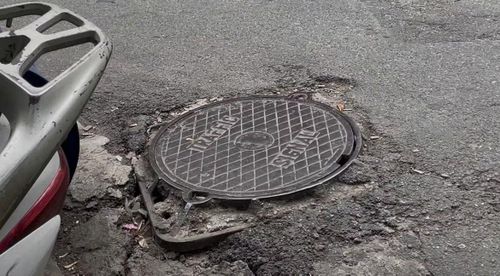 Các tuyến Hàng Đồng và Hàng Bồ cũng ghi nhận nhiều vị trí hố ga vừa sửa chữa. Một số nắp cống không bằng phẳng với mặt đường, tạo thành những điểm gồ lên hoặc lõm xuống vài centimet. Chị Lưu Bích Nga - người dân tại phố Hàng Đồng cho biết: "Mỗi khi đi xe máy vào nhà, nhất là vào buổi tối hoặc khi trời mưa là nhiều khi chúng tôi va vào những vị trí có nắp cống này đều gây ra nhiều nguy hiểm, kể cả con trẻ cũng vấp ngã".