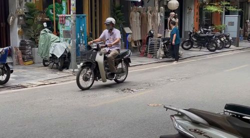 Theo quy định về quản lý đào đường và hoàn trả kết cấu hạ tầng giao thông trên địa bàn Hà Nội, các đơn vị thi công phải hoàn trả mặt đường đúng hiện trạng, bảo đảm chất lượng kỹ thuật và chịu trách nhiệm bảo hành sau khi bàn giao. Thực tế tại nhiều tuyến phố cho thấy vẫn còn những vị trí chưa đạt độ bằng phẳng cần thiết, xuất hiện hiện tượng lún, nứt chỉ sau thời gian ngắn đưa vào sử dụng.
