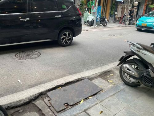 Dù là những tuyến phố đông khách du lịch nhất Hà Nội, nhiều đoạn mặt đường vẫn còn dấu vết của các lần đào bới liên tiếp. Phần mép đường xuất hiện nhiều vết nứt lõm kéo dài, khiến không gian buôn bán của các hộ kinh doanh bị ảnh hưởng.