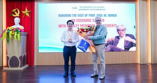 Giáo sư Paul Romer - nhà kinh tế học đồng đoạt Giải Nobel Kinh tế năm 2018 giao lưu, giảng viên và sinh viên Trường Đại học Kinh tế - Đại học Đà Nẵng.