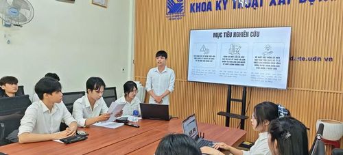 Sinh viên Trường Đại học Sư phạm Kỹ thuật - Đại học Đà Nẵng bảo vệ đề tài nghiên cứu khoa học.