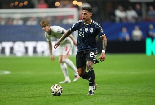 Tiền vệ Enzo Fernandez: Cầu thủ Chelsea ghi bàn gỡ hòa muộn trước Anh ở bán kết, mở đường cho Argentina ngược dòng. Dù nhận thẻ đỏ đáng tiếc trong trận chung kết, Enzo vẫn giữ vai trò quan trọng trên hành trình giành ngôi á quân. Ảnh: Shutterstock.