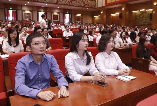 Đại diện các trung tâm ngoại ngữ, tin học… tham dự hội nghị.