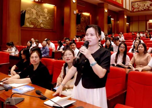Đại biểu nêu ý kiến tại hội nghị.