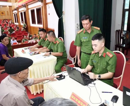 Công an tỉnh Tuyên Quang thực hiện đợt cao điểm thu nhận mẫu ADN thân nhân liệt sĩ. (Ảnh: CATQ)