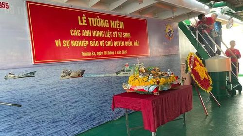 Trong sắc trời xanh thẳm, từng nén hương được thắp lên bằng tất cả lòng thành kính. Những vòng hoa mang dòng chữ tri ân được nâng niu đặt xuống mặt biển, nơi các anh đã mãi mãi nằm lại ở tuổi đôi mươi.