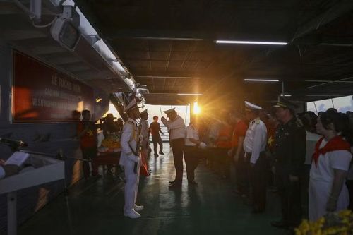 Đó không chỉ là một nghi lễ tưởng niệm, mà còn là lời hứa của những người hôm nay sẽ tiếp tục gìn giữ chủ quyền thiêng liêng mà các anh đã đánh đổi bằng chính cuộc đời mình.