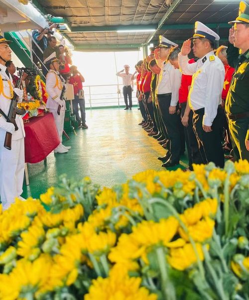 Rời vùng biển Gạc Ma, con tàu lại tiếp tục hành trình, nhưng cảm xúc vẫn còn đọng mãi trong tim mỗi thành viên đoàn công tác.