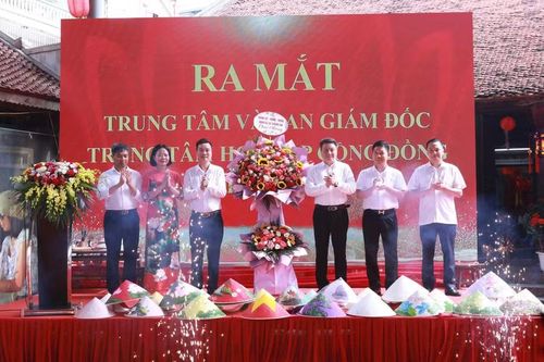 Ban Giám đốc Trung tâm Học tập cộng đồng xã Thanh Oai được kiện toàn và ra mắt. Ảnh: Đình Tuệ.
