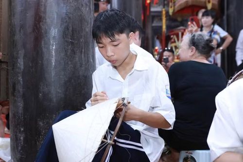 Từng công đoạn làm nên một chiếc nón lá đều được các nghệ nhân truyền lại cho các em học sinh. Ảnh: Đình Tuệ.