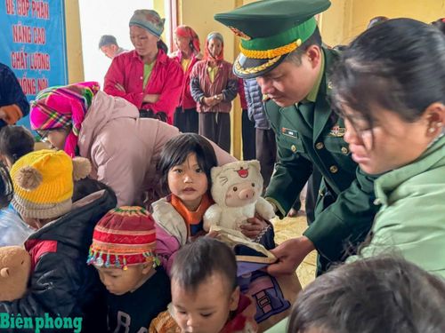 Cán bộ Đồn Biên phòng Xuân Trường trao quà cho các cháu học sinh có hoàn cảnh khó khăn của hai xã Xuân Trường và Khánh Xuân. Ảnh: Vũ Minh