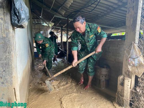 Cán bộ, chiến sĩ Bộ đội Biên phòng nỗ lực để giúp nhân dân sớm ổn định cuộc sống. Ảnh: Văn Hợi