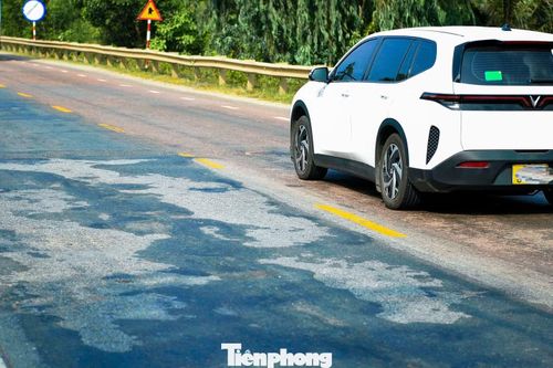 Theo ghi nhận, một số khu vực trên tuyến đường tránh Nam Hải Vân có dấu hiệu xuống cấp và được chắp vá tạm thời để đảm bảo giao thông.