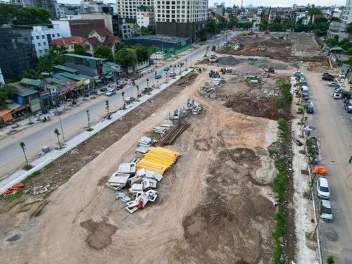 Tuyến đường được thiết kế quy mô với 2 đoạn mặt cắt ngang riêng biệt. Trong đó, đoạn 1 từ đường Xuân Diệu đến ngõ 35 Đặng Thai Mai sở hữu mặt cắt ngang lên tới 93,6m, bao gồm trục không gian cảnh quan ở giữa rộng 51,6m và đường giao thông hai bên rộng 19 – 21m. Đoạn 2 tiếp nối đến cuối tuyến có mặt cắt ngang rộng 20,5m, gồm lòng đường rộng 11,25m và vỉa hè hai bên mỗi bên rộng hơn 4,6m.