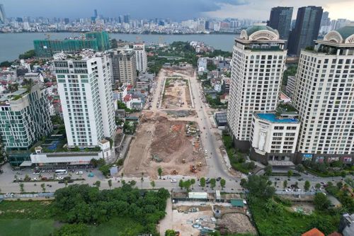 Dự án xây dựng tuyến đường Đặng Thai Mai giai đoạn I được phê duyệt ngày 26/8/2024 nhằm cụ thể hóa Quy hoạch chung Thủ đô theo Quyết định số 1668/QĐ-TTg của Thủ tướng Chính phủ. Công trình có tổng vốn đầu tư gần 553 tỷ đồng, bao gồm 391,4 tỷ đồng chi phí giải phóng mặt bằng và 82,8 tỷ đồng chi phí xây dựng.