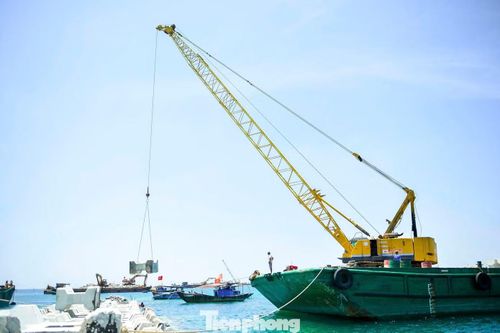 Ông Lê Đình Sơn - kỹ sư điều hành dự án cho biết, đến nay công trình đã hoàn thành hơn 80% khối lượng. Các nhà thầu đang huy động tối đa nhân lực, thiết bị để đẩy nhanh tiến độ, phấn đấu hoàn thành trong thời gian tới.