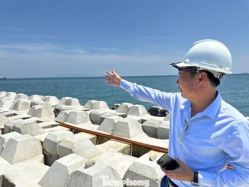 Theo ông Đinh Tiến Tài - Tổ trưởng Tổ tư vấn giám sát dự án cho biết, trong toàn bộ quá trình thi công, thợ lặn là lực lượng giữ vai trò đặc biệt quan trọng. "Máy móc chỉ có thể đưa đá xuống biển, còn việc sắp xếp từng khối đá đúng vị trí, đúng cao độ đều do thợ lặn thực hiện. Họ phối hợp với cần cẩu để tạo hình thân đê, sau đó mới tiến hành lắp đặt các cấu kiện bê tông. Chất lượng cả tuyến đê phụ thuộc rất nhiều vào sự chính xác của đội ngũ này", ông Tài nói.