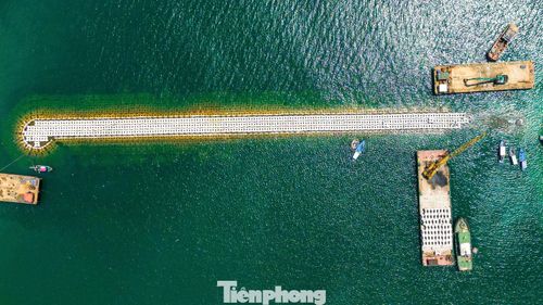 Để ứng phó với tình trạng này, dự án chống xói lở và bảo vệ bền vững bờ biển Hội An được triển khai với tổng vốn đầu tư 982 tỷ đồng (từ nguồn vốn vay AFD và vốn đối ứng). Dự án có chiều dài khoảng 3,4 km, xây dựng 7 tuyến đê ngầm giảm sóng kết hợp 6 mỏ hàn nhằm giảm năng lượng sóng trước khi đánh vào bờ.