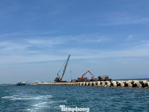 "Khi đưa vào sử dụng, hệ thống đê ngầm sẽ làm tiêu giảm năng lượng sóng trước khi vào bờ, hạn chế tình trạng xói lở và góp phần phục hồi bãi biển. Tuy nhiên, tiến độ vẫn phụ thuộc rất nhiều vào thời tiết. Chỉ cần biển động là toàn bộ tàu thuyền phải vào nơi tránh trú", ông Sơn cho hay.