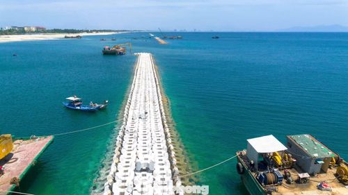 Hiện công trường được chia thành 5 mũi thi công. Khoảng 60-70 thợ lặn cùng hàng trăm kỹ sư, công nhân làm việc liên tục.