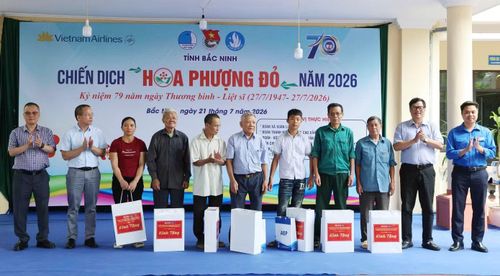 Tặng quà người dân xã Xuân Lương.