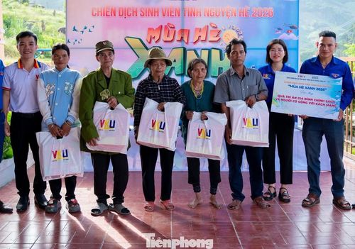 Ngoài ra còn có thêm nhiều suất quà tri ân các gia đình có công với cách mạng, hàng chục chiếc rựa hỗ trợ các hộ dân phát triển sản xuất.