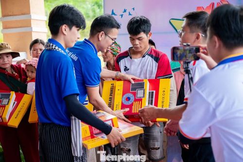  Sau khi tiến hành khảo sát, ghi nhận thực tế cuộc sống của bà con vùng núi, đoàn tình nguyện đã trao tặng 150 bộ đèn năng lượng mặt trời phục vụ chiếu sáng các khu dân cư, sân nhà và các điểm sinh hoạt cộng đồng. 