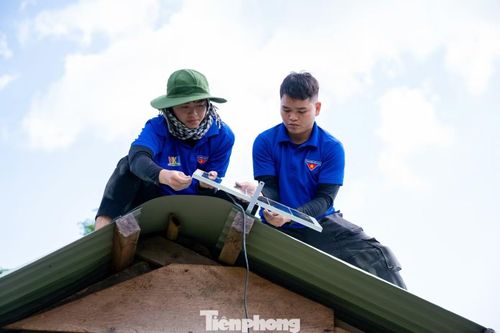  "Áo xanh" cùng nhau lắp đặt đèn năng lượng mặt trời trên mái nhà cho bà con. Những chiếc đèn đem lại ánh sáng, giúp mọi người sinh hoạt thuận tiện, an toàn hơn. 