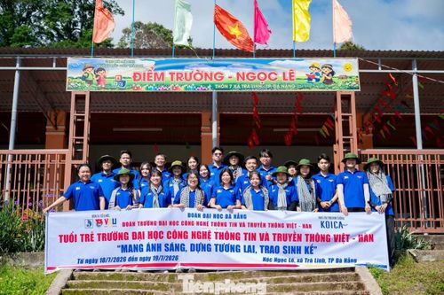  Anh Nguyễn Văn Hưng - Bí thư Đoàn trường Đại học Công nghệ thông tin và Truyền thông Việt - Hàn cho hay, những công trình, phần việc ý nghĩa không chỉ góp phần cải thiện điều kiện sinh hoạt của người dân vùng cao mà còn vun đắp thêm tình đoàn kết, gắn bó giữa tuổi trẻ của nhà trường với chính quyền và nhân dân địa phương. "Mỗi phần việc hoàn thành, mỗi món quà được trao gửi và mỗi nụ cười của người dân đều trở thành minh chứng đẹp cho tinh thần "Đâu cần thanh niên có, đâu khó có thanh niên", anh Hưng nói. 