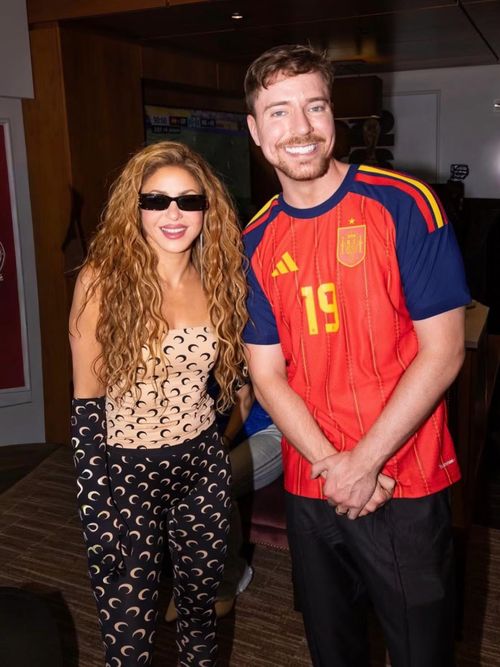 MrBeast mặc áo đấu Tây Ban Nha chụp ảnh cùng Shakira ở hậu trường. Cuộc gặp giữa một trong những ca sĩ Latin có ảnh hưởng nhất thế giới và nhà sáng tạo nội dung sở hữu lượng người theo dõi hàng đầu cho thấy sức hút của World Cup lan rộng trên nhiều lĩnh vực.