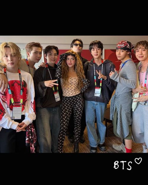 Shakira chụp ảnh cùng bảy thành viên của BTS sau khi kết thúc trận đấu.