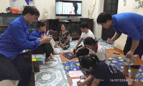 "Áo xanh" chi đoàn thôn Đồng Tháp (xã Đan Phượng) hỗ trợ người dân trong chiến dịch. Ảnh: Đ.X 