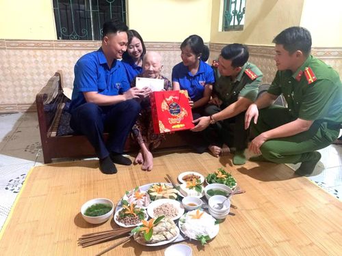  Trong không khí đầm ấm, các đoàn viên, thanh niên cùng Mẹ Nguyễn Thị Dục chuẩn bị bữa cơm, ân cần thăm hỏi sức khỏe, lắng nghe những câu chuyện về một thời chiến tranh gian khó và gửi những lời chúc tốt đẹp nhất. 