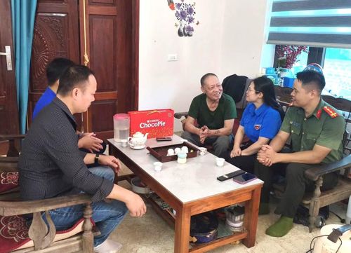 Tại xã Cao Dương, Đoàn Xã phối hợp Công an xã và các lực lượng tổ chức thăm hỏi, trao quà cho các gia đình chính sách, người có công trên địa bàn.