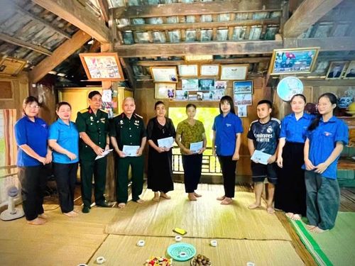Cùng chung tinh thần tri ân, Đoàn Xã Mai Hạ phối hợp Ban Chỉ huy Quân sự xã tổ chức "Bữa cơm tri ân" tại gia đình thương binh Hà Văn Thâm. Dịp này, Đoàn xã trao 5 suất quà, mỗi suất trị giá 200.000 đồng từ Quỹ rửa xe của đoàn viên, thanh niên; Ban Chỉ huy Quân sự xã cũng trao những phần quà ý nghĩa tới các thương binh và gia đình liệt sĩ.