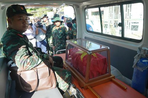 Sau khi lấy mẫu ADN, hài cốt liệt sĩ được đưa về Nghĩa trang Liệt sĩ TP Cần Thơ.