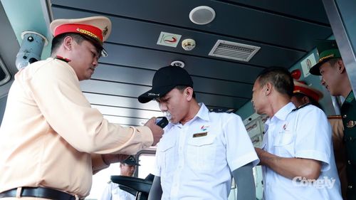 Lực lượng CSGT kiểm tra nồng độ cồn các thuyền trưởng trước khi lái tàu.