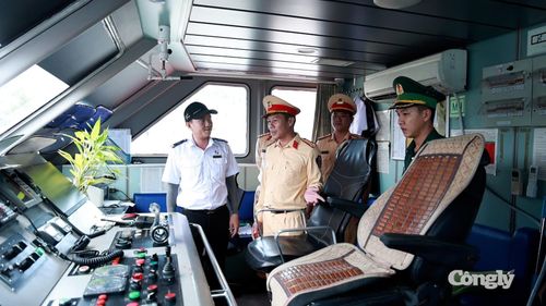 Công tác kiểm tra thuyền, tàu trước khi khởi hành luôn được quan tâm, đảm bảo.