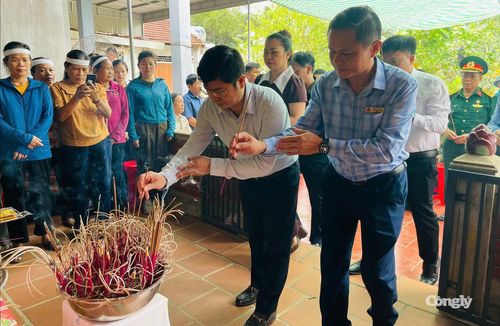Lãnh đạo xã Đại Đồng thắp hương và đón liệt sĩ Nguyễn Hữu Thi trở về quê hương.
