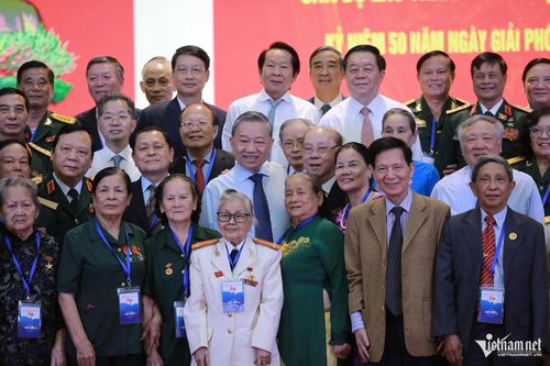 Anh hùng Ngô Thị Huệ chụp ảnh cùng Tổng Bí thư Tô Lâm (hiện là Tổng Bí thư, Chủ tịch nước) và các đại biểu tại cuộc gặp mặt người có công tiêu biểu khu vực miền Trung - Tây Nguyên nhân dịp kỷ niệm 50 năm thống nhất đất nước