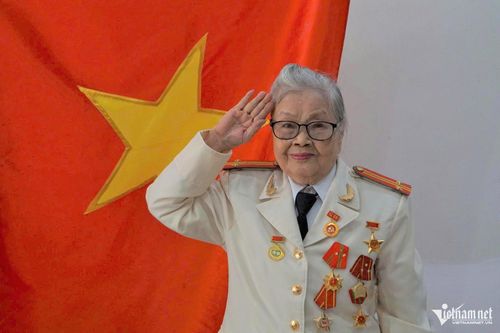 Anh hùng Ngô Thị Huệ trong bộ quân phục với những huân, huy chương ghi dấu một đời cống hiến