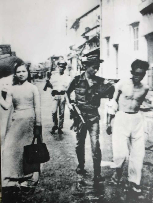 Bà Ngô Thị Huệ, trinh sát Ban An ninh Quảng Đà, cải trang đi lại hoạt động nắm tình hình địch tại Đà Nẵng năm 1973. Ảnh tư liệu