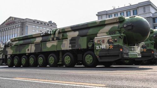Tên lửa DF-41 và xe phóng tự hành 8 trục bánh. Ảnh: PLA/missilethreat.csis.org