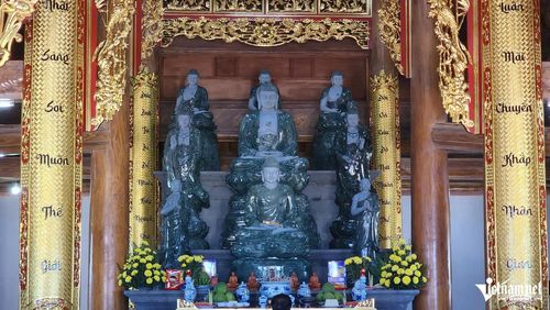 Những pho tượng bằng đá quý uy nghi đồng loạt hướng ánh nhìn từ bi về phía Thủ đô Hà Nội - trái tim của cả nước.