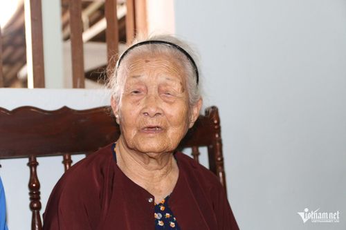 Ở tuổi 95, Mẹ Việt Nam Anh hùng Ngô Thị Nhường vẫn còn minh mẫn. Đôi mắt đã mờ, thính lực không còn như trước, nhưng nhắc lại những ngày xưa cũ, mẹ vẫn khá rành rọt nhiều kỷ niệm gắn chặt với đời mình. Ảnh: Thế Toàn