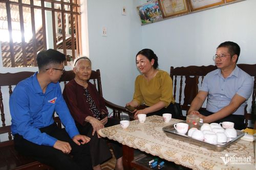 Đại diện Sở Dân tộc và Tôn giáo tỉnh Thái Nguyên và xã Phủ Thông đến thăm Mẹ Việt Nam Anh hùng Ngô Thị Nhường chiều ngày 21/7/2026. Ảnh: Thế Toàn