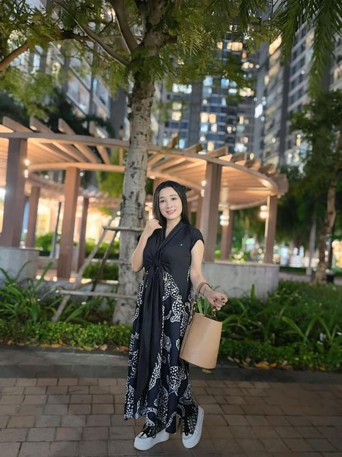 NSƯT Thanh Thanh Hiền dạo phố với vẻ ngoài trẻ trung dù đã ở tuổi U60.